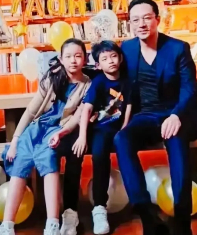 虽说大S自己说过汪小菲那么多不好，从来没说过他对小孩不好吧？

两个孩子放着有经