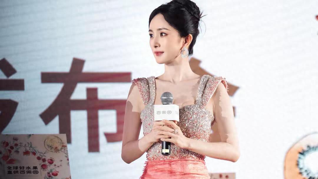 真假捂胸一眼便知！有人站着被骂 杨幂90度弯腰被夸‘人间水蜜桃’