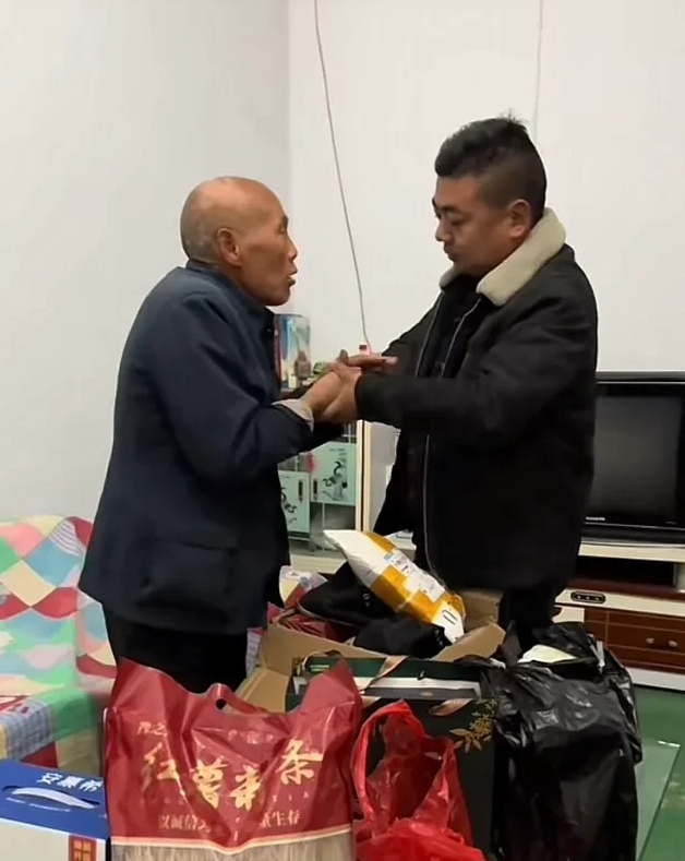 张扣扣虽然走了，没能为父亲尽孝，但他的战友没有忘记扣扣，替扣扣来尽孝尽忠，临近过