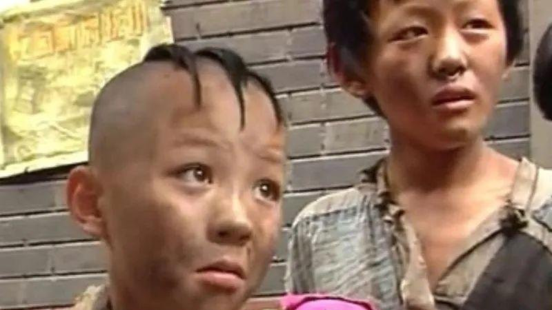 8岁演“三毛”，和孙俪是同学，14岁秃顶，如今38岁容貌大变