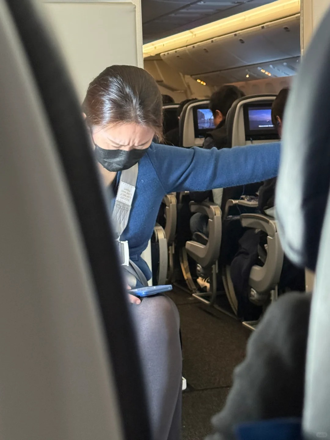 特别佩服那些空姐空少们。
最近坐飞机坐得有点怕了，旧金山飞上海的时候，突然遭遇极