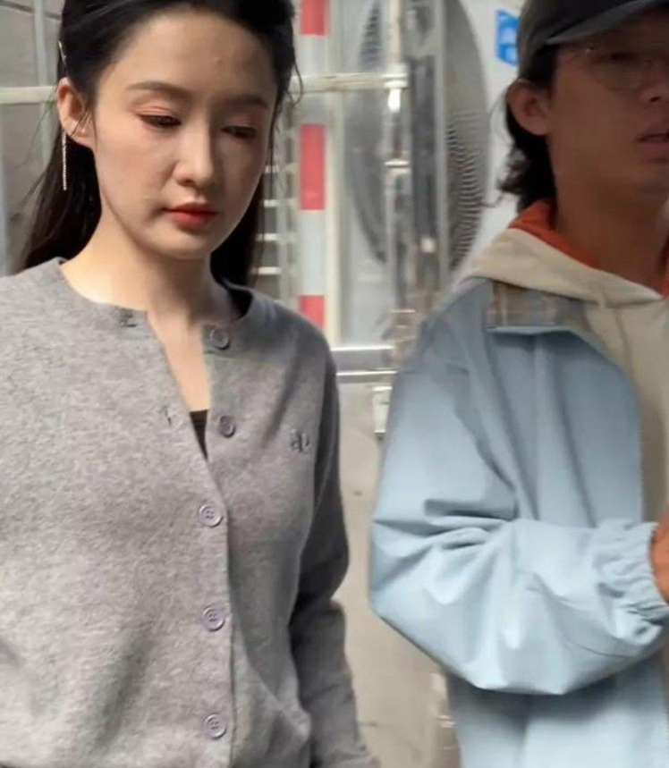 原来李沁也一脸痘印，满脸浮粉啊，普通人不要有焦虑了