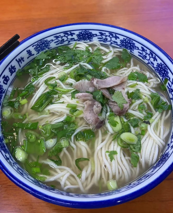 这次出差到陌生城市，忙了一天，饿的不行了，打算随便吃碗面填肚子。正好街边一家面馆