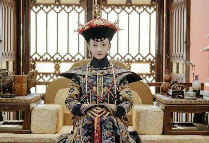 令妃刚生完孩子，正坐月子。乾隆的御前太监来禀报说:今晚准备侍寝。十年里更是连生六