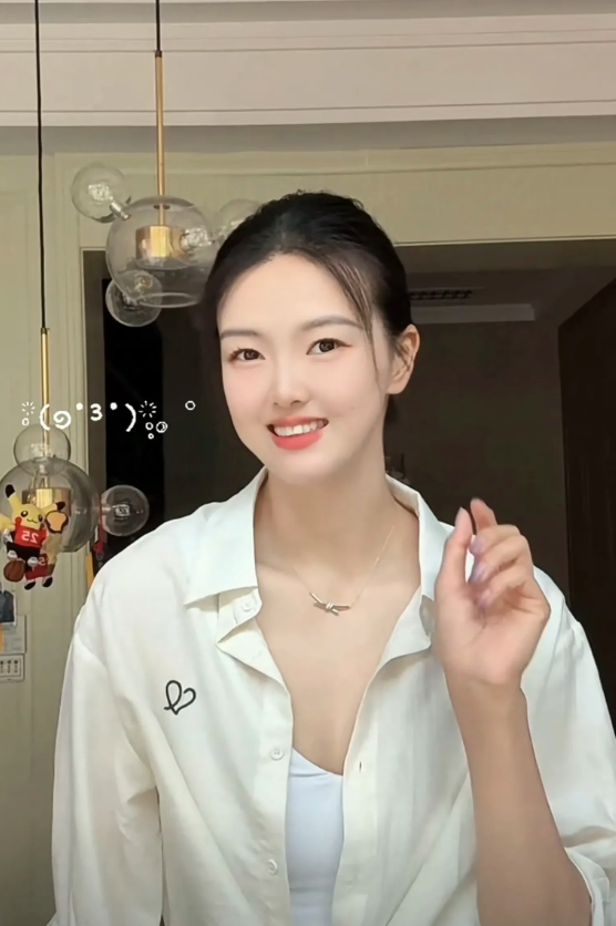 中国女排的张常宁，她的生活照看起来着实漂亮得如诗如画。她的容颜恰似清晨的露珠，那