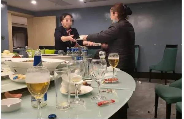 河南濮阳，一男子称其与朋友到餐厅参加生日宴会时，服务员因他们吃了三个小时，妨碍其