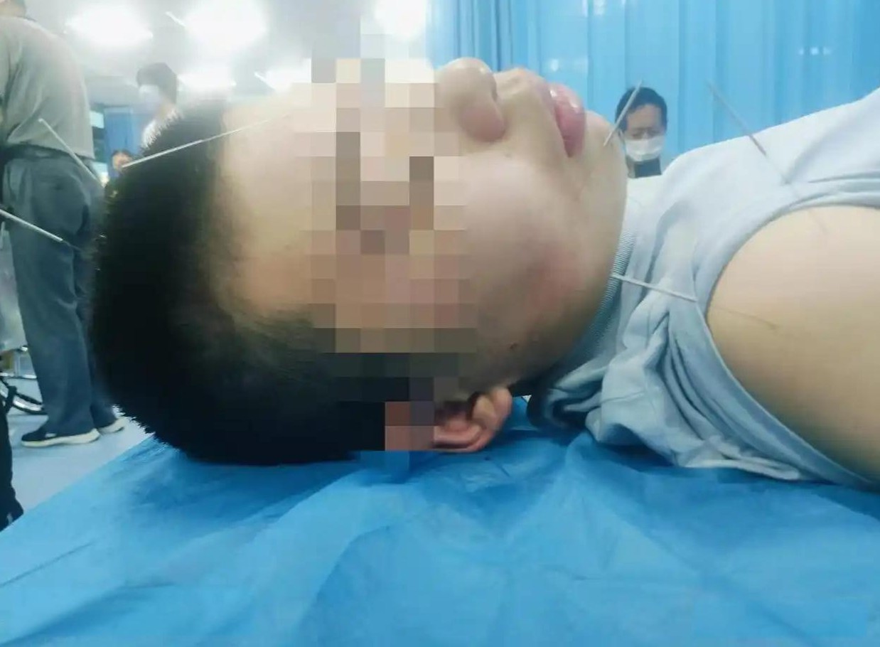 男孩厕所被踹倒 触电七级伤残

                        
