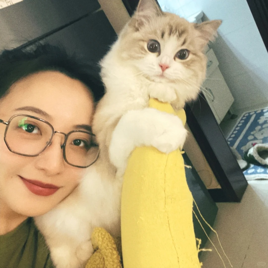 我和小猫
小猫日记：就喜欢和妈沫贴贴
