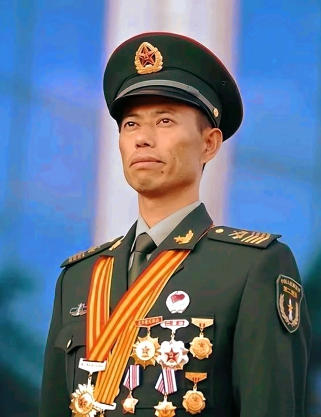 王忠心是解放军最传奇的士兵之一，全军首位获得“八一勋章”的士兵，6次受到国家领导
