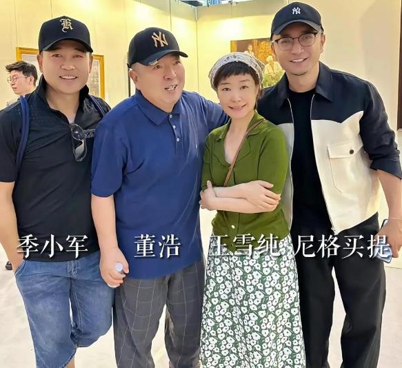 董浩作为资深央视主持人，陪伴几代人成长。68岁的他近日晒出央视主持人聚会合照。曾