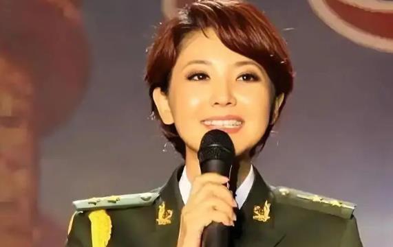 50岁的方琼，曾是闪耀的央视名嘴，凭借亲和主持风格收获大批粉丝。后来转型成为网络