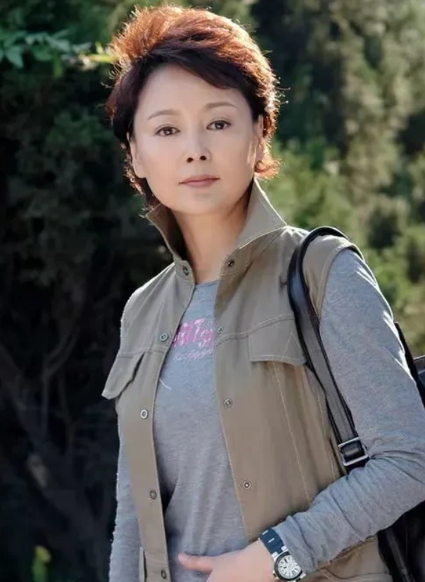 回忆经典之张瑜：自然之美永不褪色🎬
 
1980 年，电影《庐山恋》风靡全国，