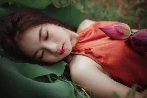 江苏南通，一女子丈夫去世后，女子没有带着孩子离开，反而在这个屋檐下继续和婆婆生活