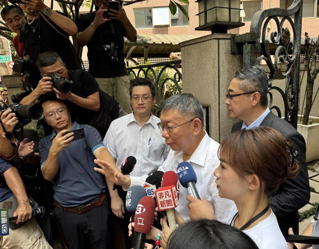 民众党持续力挺柯文哲。“独”派人士、民众党“立委”陈昭姿稍早到现场对小草们精神喊