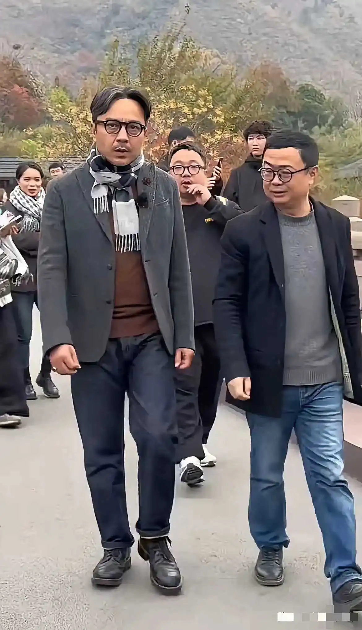 一个戏子扮得像个学者似的

