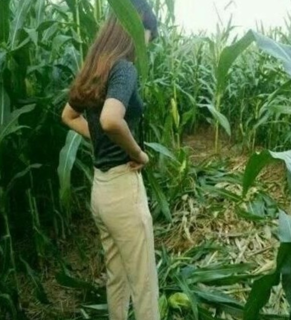 重庆，27岁的小伙周某，晚上见到一年轻女子独自散步，竟起歹心，从背后抱住女子，拖