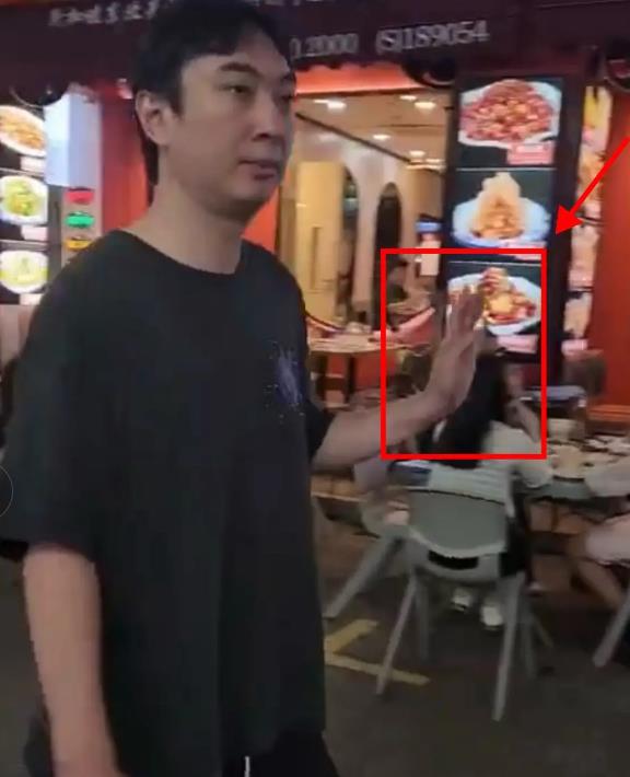 王思聪新加坡被偶遇，大肚油头还有精神小妹作陪，网友：眼光真差（王思聪新爆料）-第4张图片-九妖电影