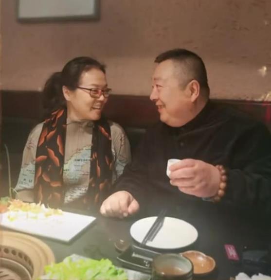 9岁的董浩叔叔是陪伴几代人成长的央视名嘴，多年来用声音传递温暖。近日，他晒照庆祝