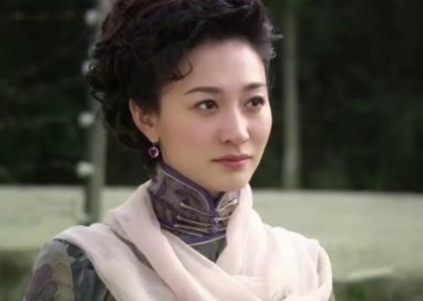 为什么《一路繁花》中的李小冉，让观众评价为“没有脑子”

这个综艺刚开播抓马程度