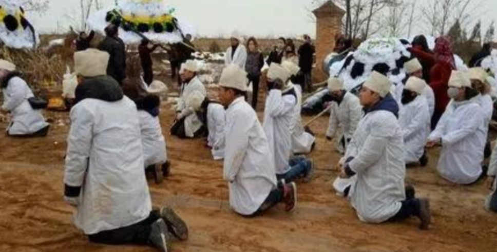 2023年3月贵州六盘水，一男子在家中举办丧事，村民在未经过其家属同意的情况下，