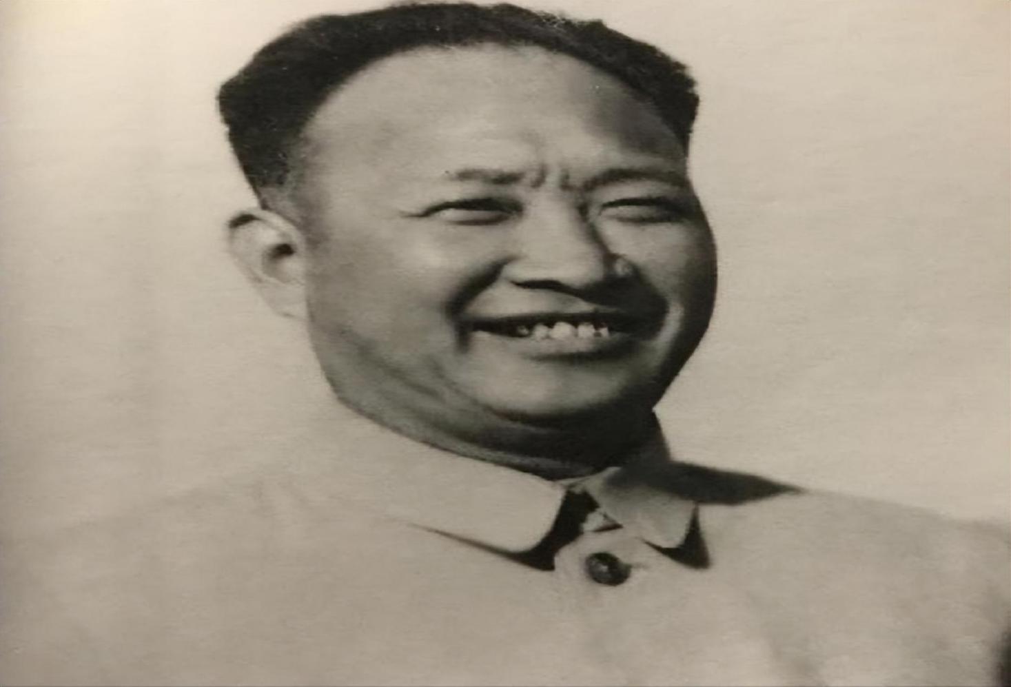 1940年，一名民兵队长举报八路炊事员在朱老总的饭菜里下毒，人证物证俱在，就在炊