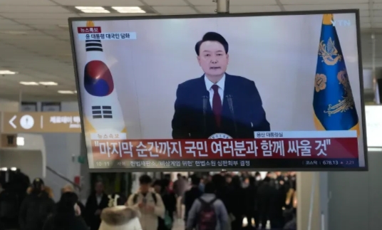 韩国总统尹锡悦距下台仅剩一步，支持率跌至11%