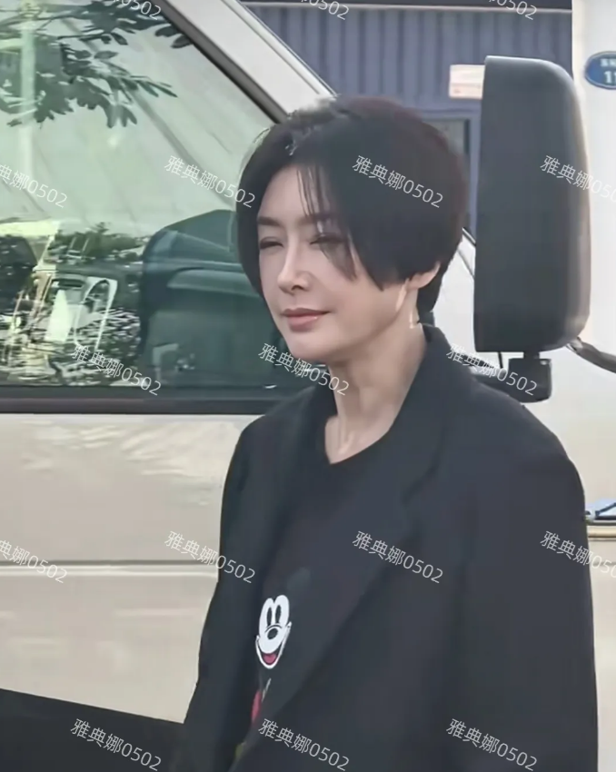 怪不得秦岚现在天天营销身材呢，因为45岁的她脸实在是夸不出口，本人又老又僵，法令