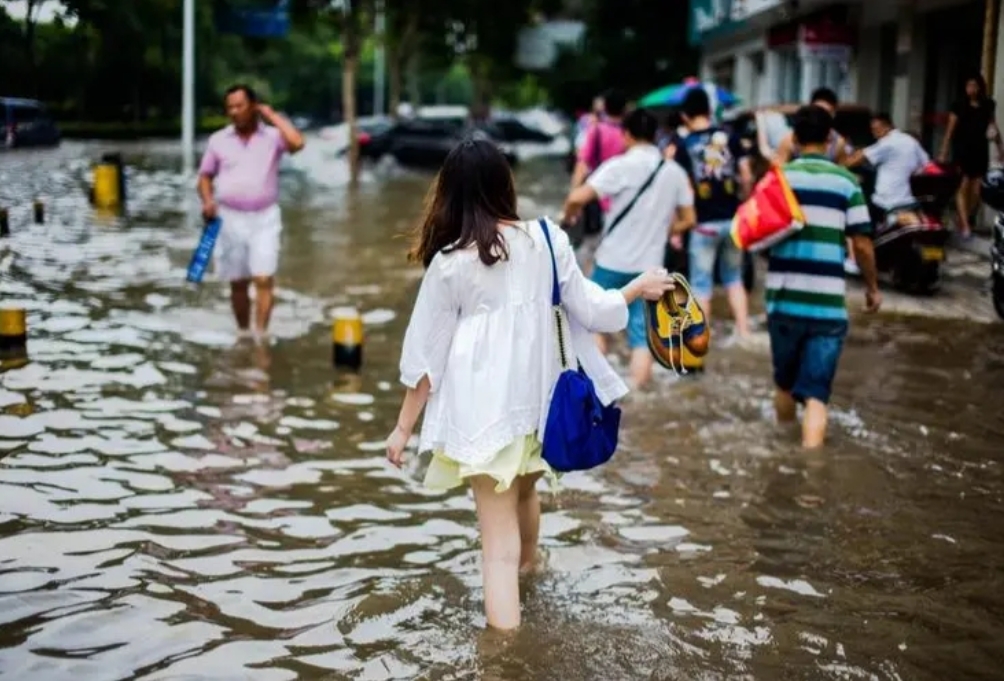 今年天气好反常
广东暴雨把高速冲垮
湖南暴雨把洞庭湖冲决堤
广西暴雨把象鼻山都淹