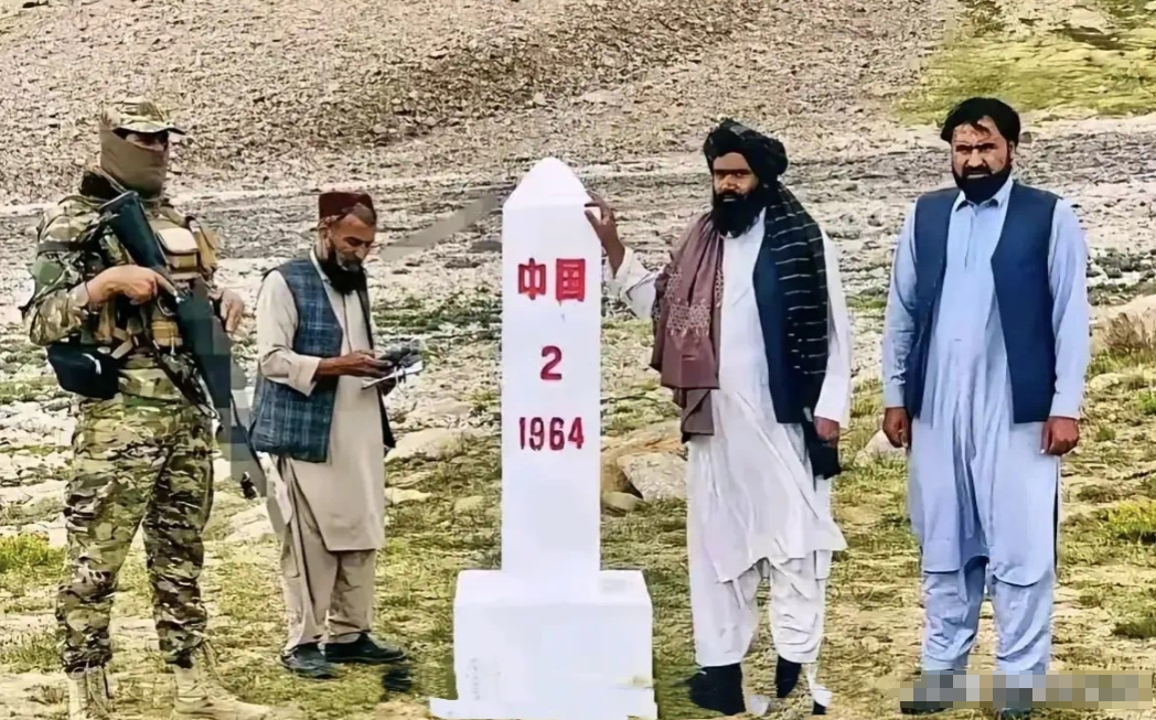 阿富汗武装人员站在中阿两国的界碑附近照了一张相，能看出他们的迷茫心情。
塔利班虽