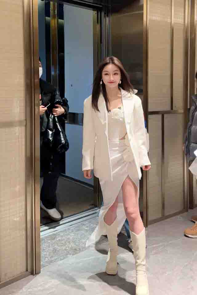 #Miss来浪姐了# 还得浪姐会玩，先是二次元，现在是电竞圈。为了收视，节目煞费