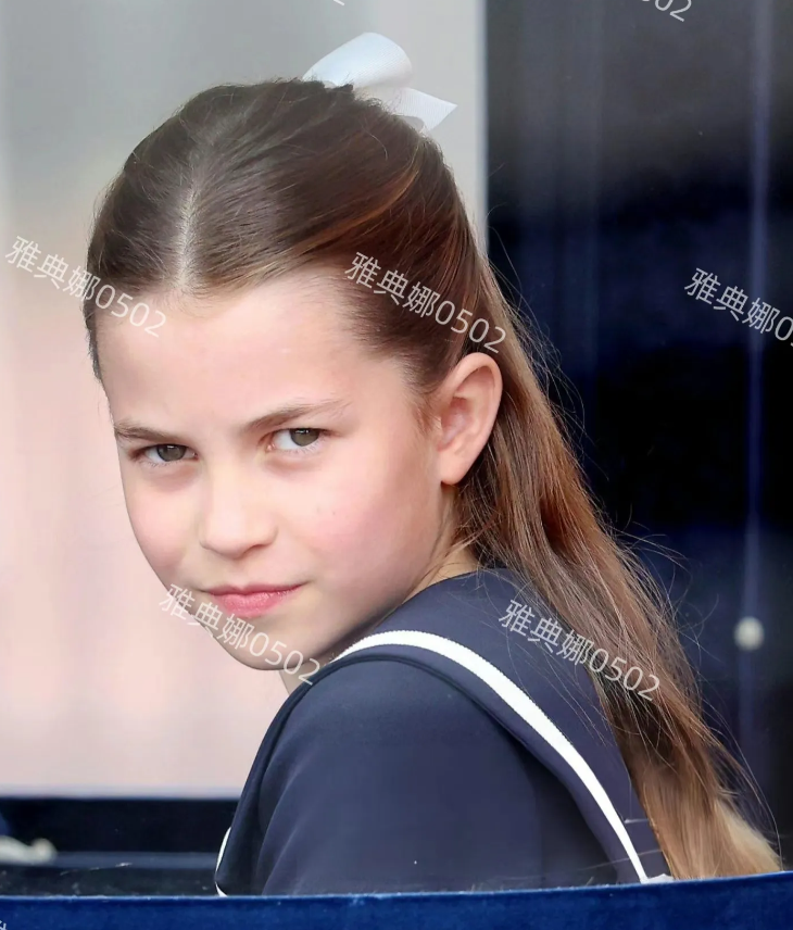 凯特王妃夏洛特小公主，现身英国皇家阅兵仪式新鲜出炉的照片，母女俩的状态都很好！