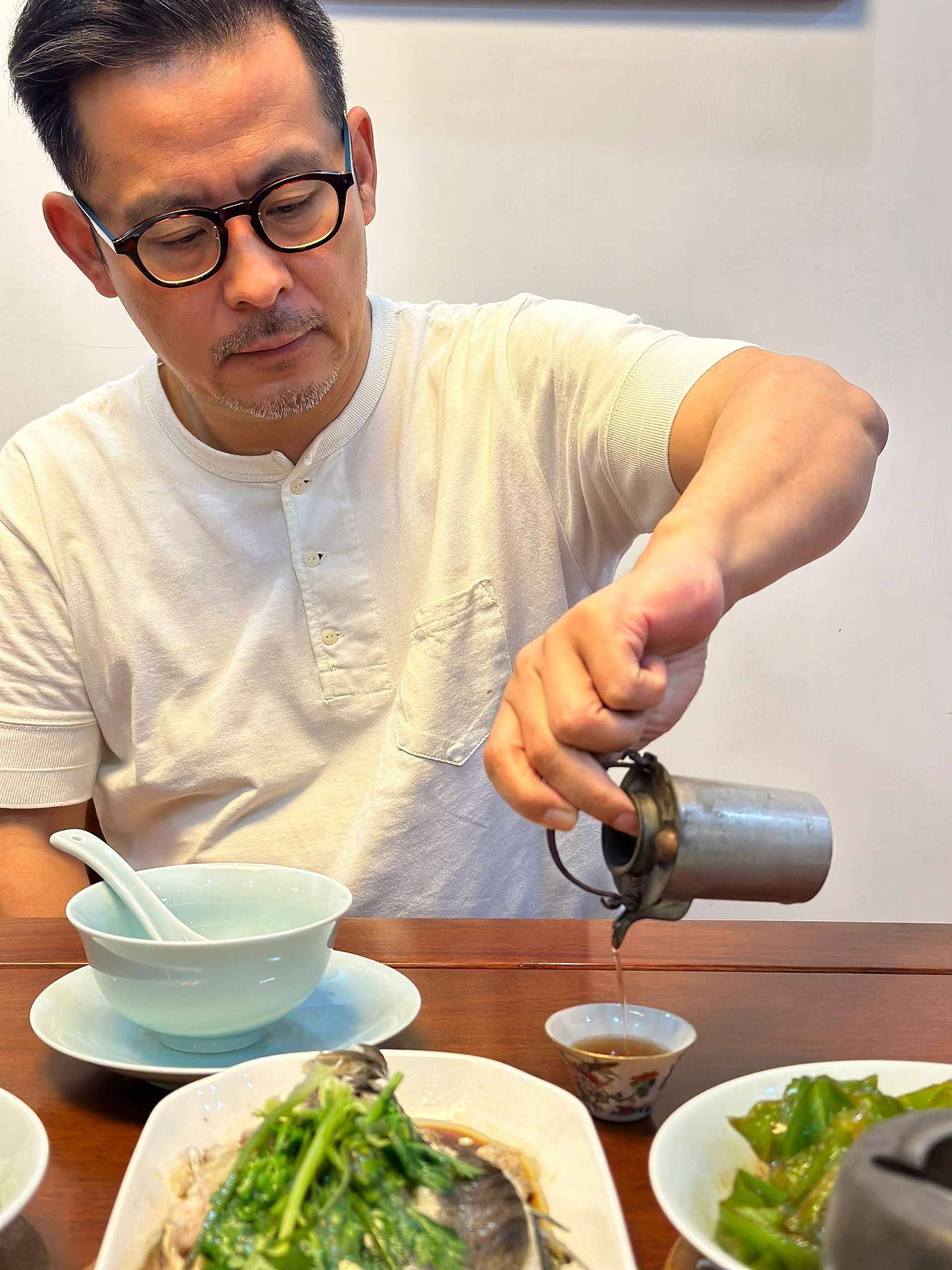 倾一盏中黄酒