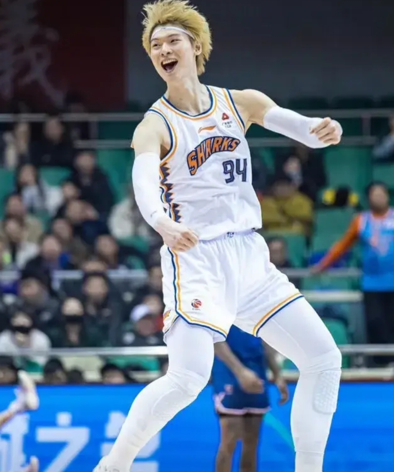 太欺负人了！上海108-96北控，一波10连胜，彻底看清上海三大宝贝级球星！
