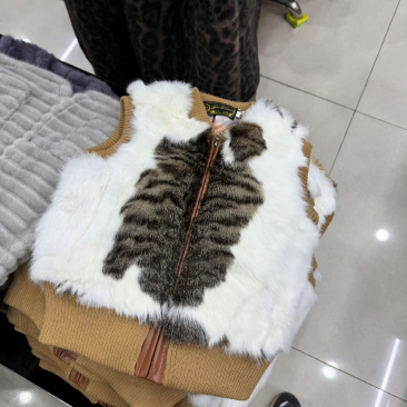    在商场看到狸花猫皮衣服，整个人都不好了😟 ​  