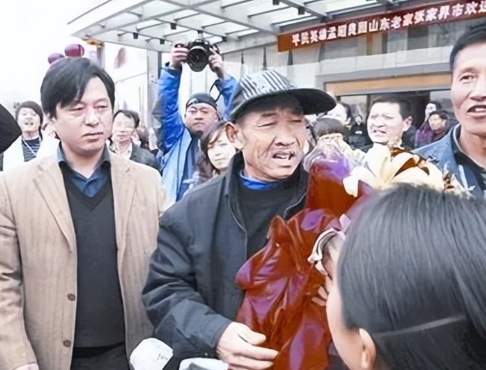 2001年，山东一49岁三轮车夫，在街头遇到一位被遗弃的高位截瘫女子，心善的他将