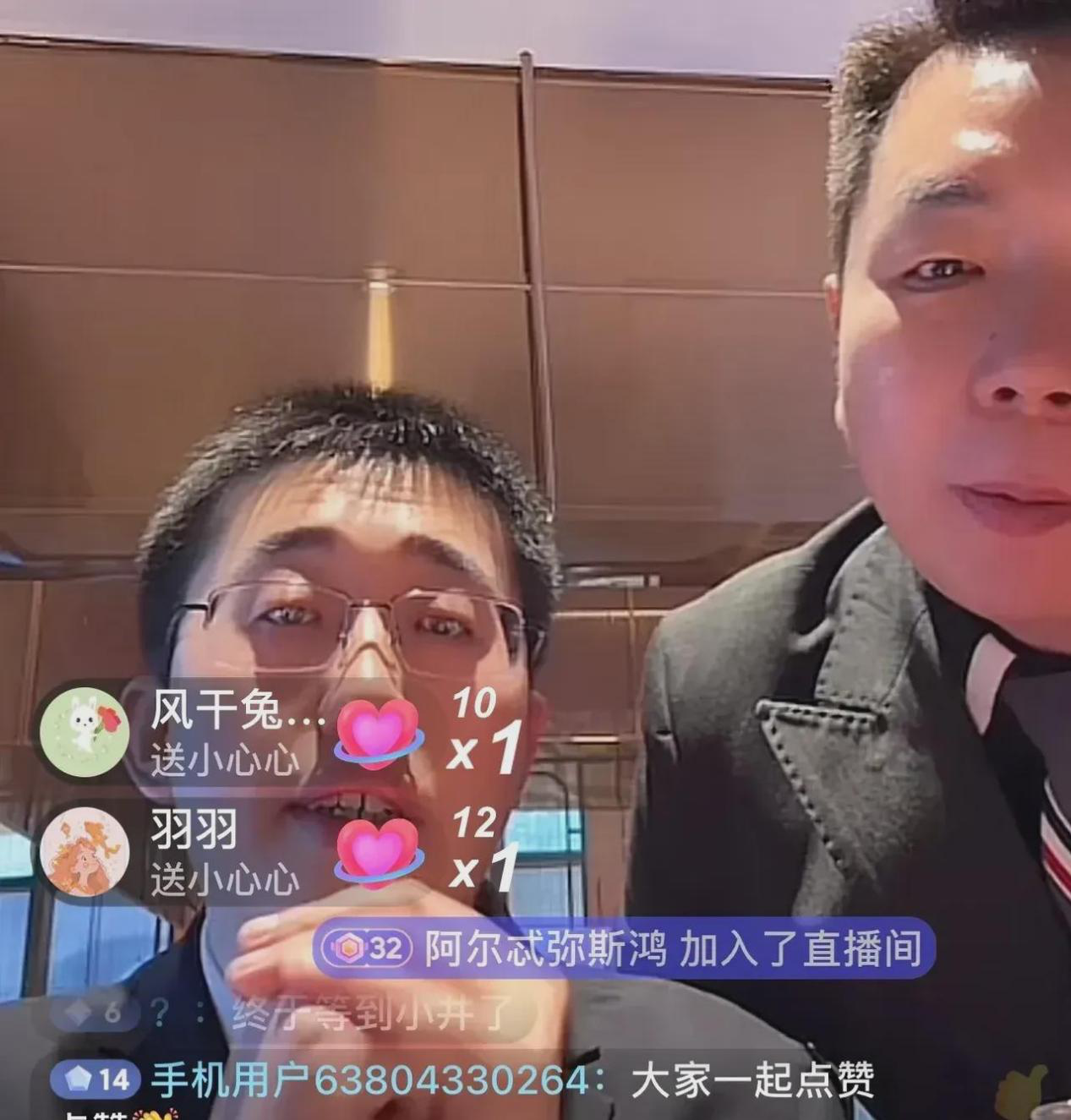  
 
小井直播第二天紧张到不敢喝水。新人主播面对平台规则手忙脚乱，生怕操作失误