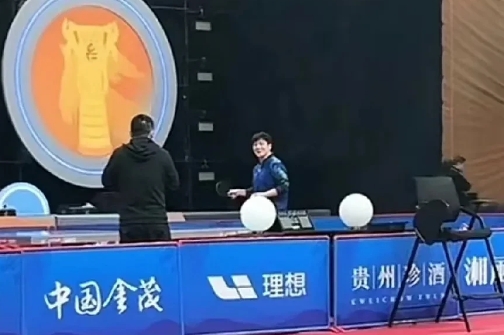 有网友拍到樊振东已经到长沙开始了训练，乒超联赛12号开始，让我们期待他的表现！
