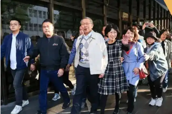 黄珊珊在民众党已经被边缘化，不排除她会离开，并且转投绿营