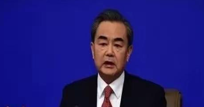 神操作！中国外交这波赢麻了！
美俄想联手坑乌克兰？ 王毅直接甩出12年前的协议！