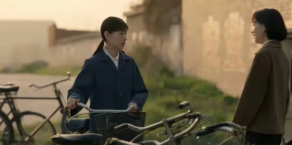45岁的董洁演少女，远看像女高，近看像女大，仔细一看才知道是妇女，时间是把杀猪刀