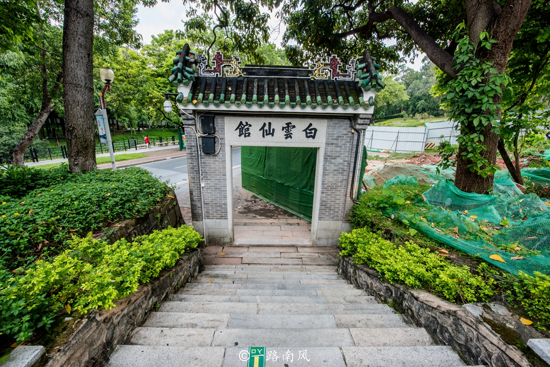 广州白云山下的麓湖公园是广州中心城区较大的人工湖，有点像广州版的“杭州西湖”。这