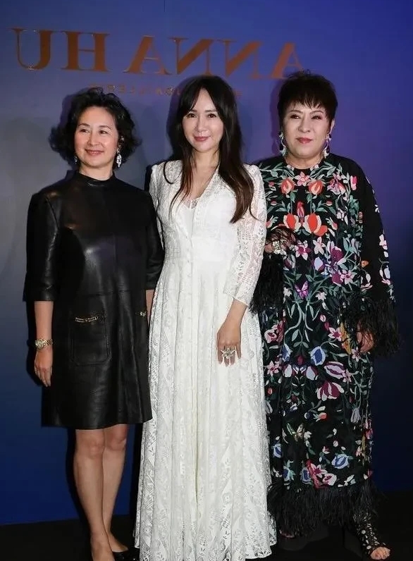 简直惊掉下巴，两位女富豪竟不是C位，中间这美女她谁呀？站在何超琼和向太陈岚中间，