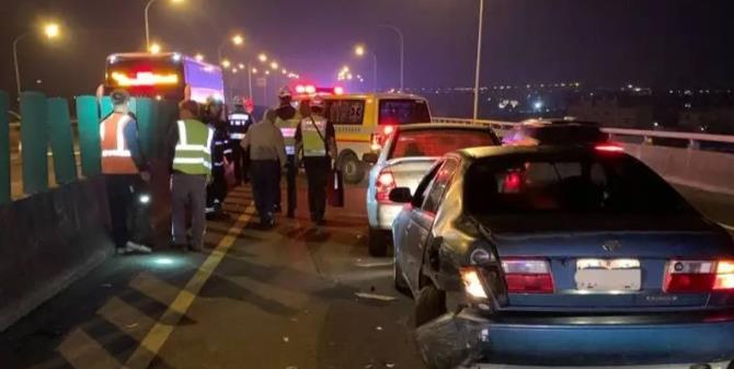 王世坚出车祸
今天，民进党民代王世坚的座车出了车祸
现在还不知道调查的结果
王世