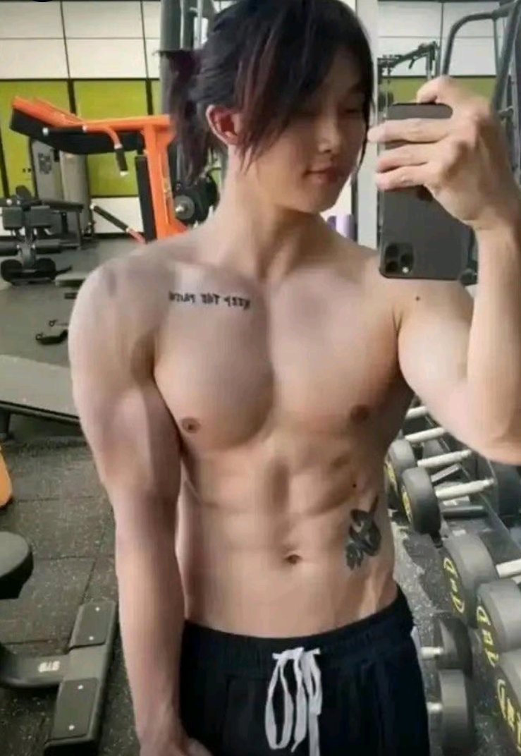 第一眼，妹子怎么不穿上衣服？第二眼，男的啊！金刚芭比~
