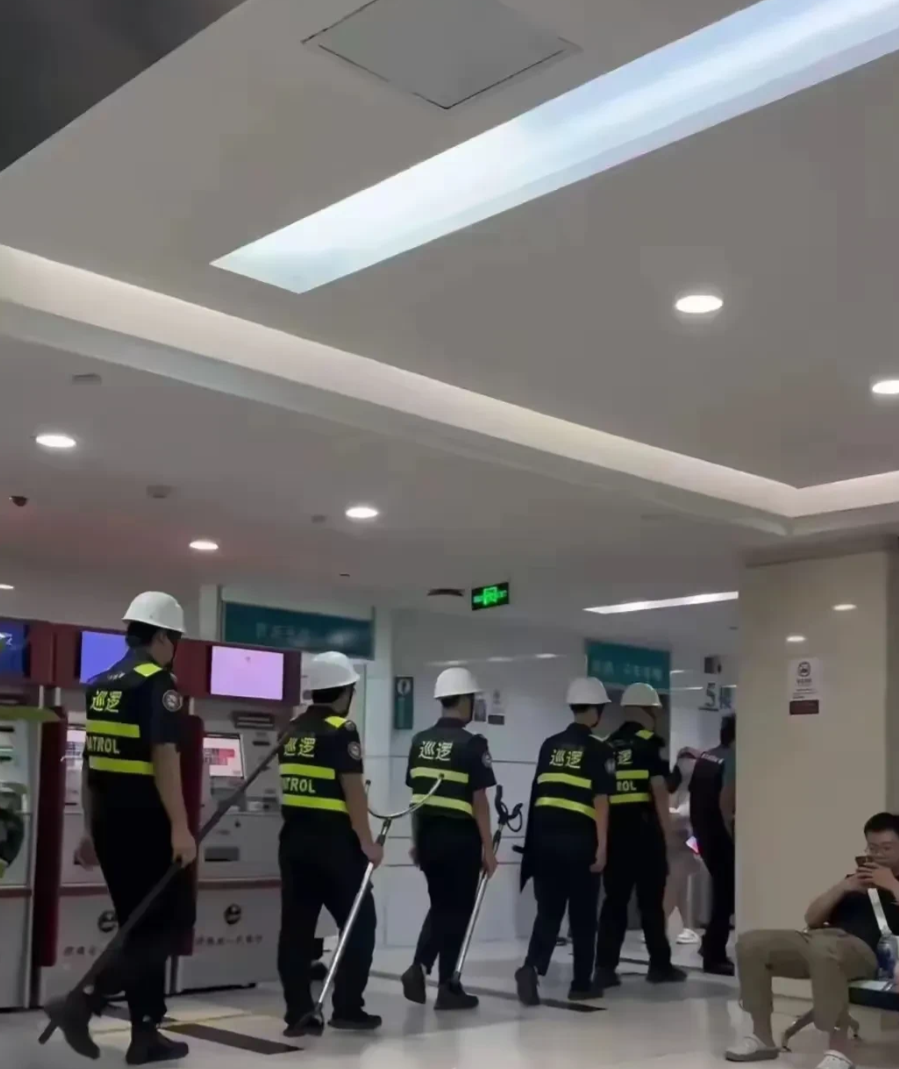 医院里每次看到一群全副武装的保安在巡逻，我都感觉挺搞笑的。一个人如果真的想杀医生