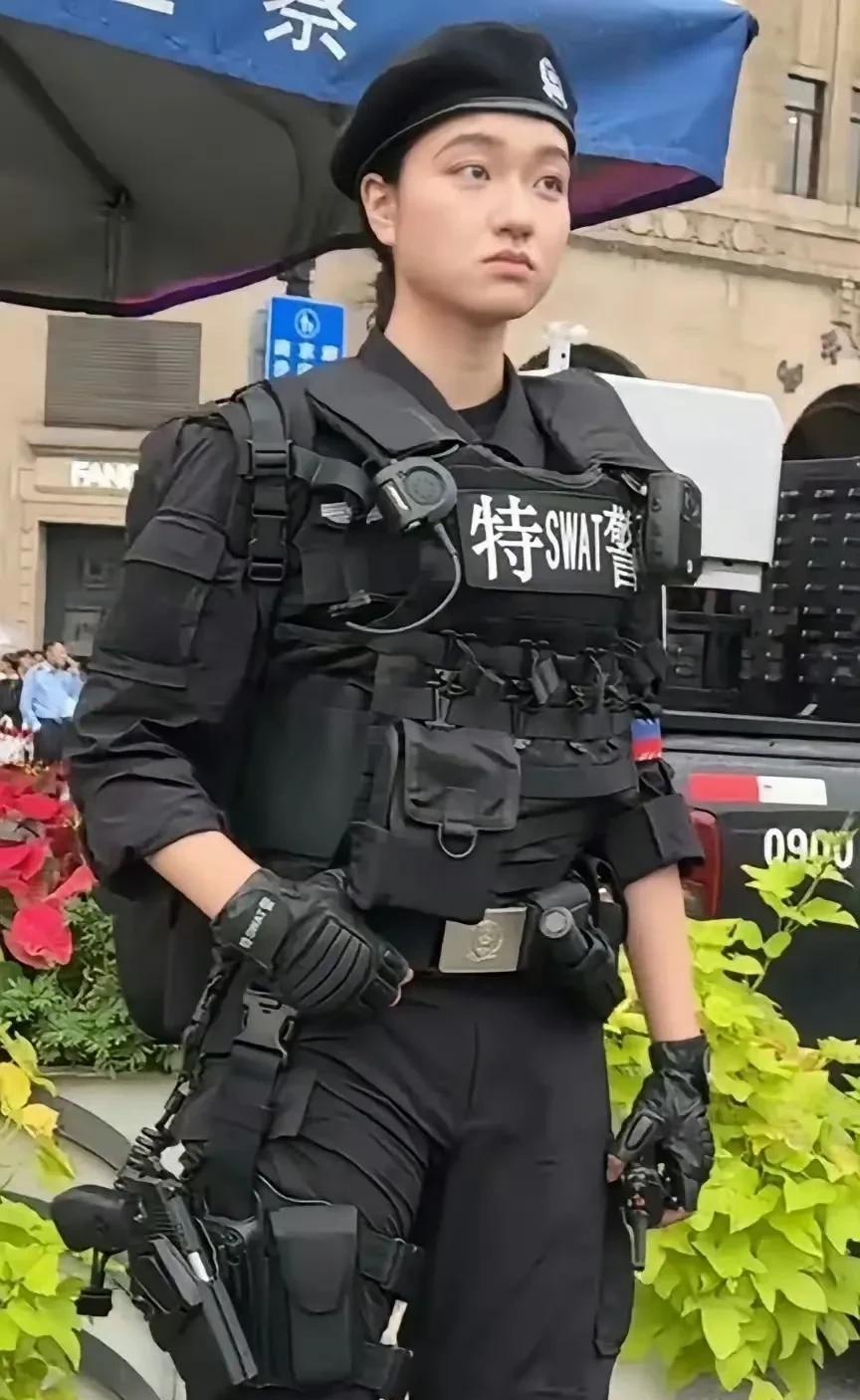 社会观察：左边是大陆女特警，右边是香港女特警，哪个更具震慑力？