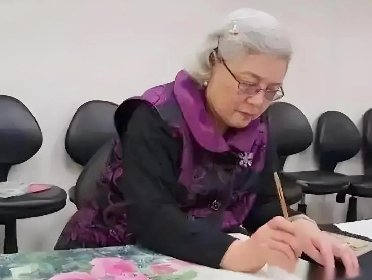 只有琼瑶觉得是爱情，其实就是门生意。平鑫涛前妻不能让他出版社起死回生，他作为男人