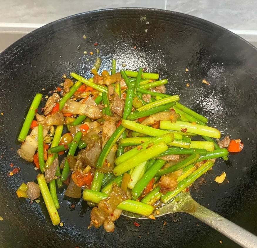 我想问下大家，炒菜，是用锅铲还是用筷子来试味道的？

今天到婆婆家吃饭，我被她的