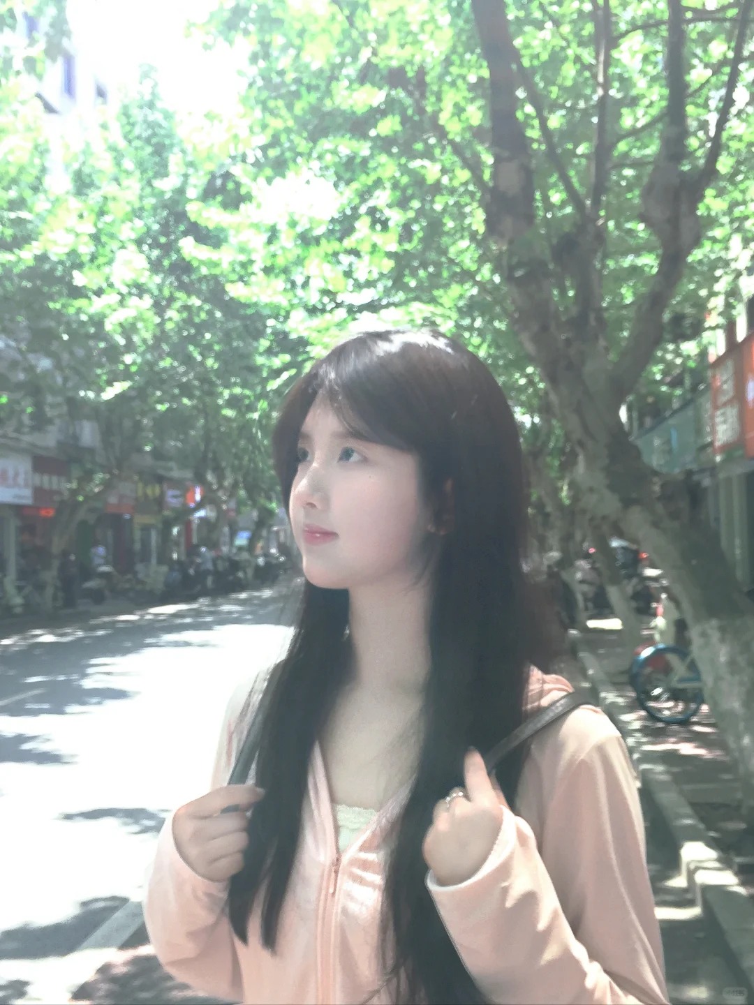 讨厌夏天
蚊子嗡嗡嗡
但好的是有很多漂亮的衣服