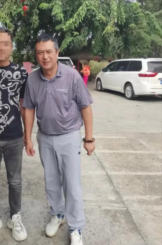 54岁的张嘉译因强直性脊柱炎，背驼发白，海南过冬显老态，令人惋惜